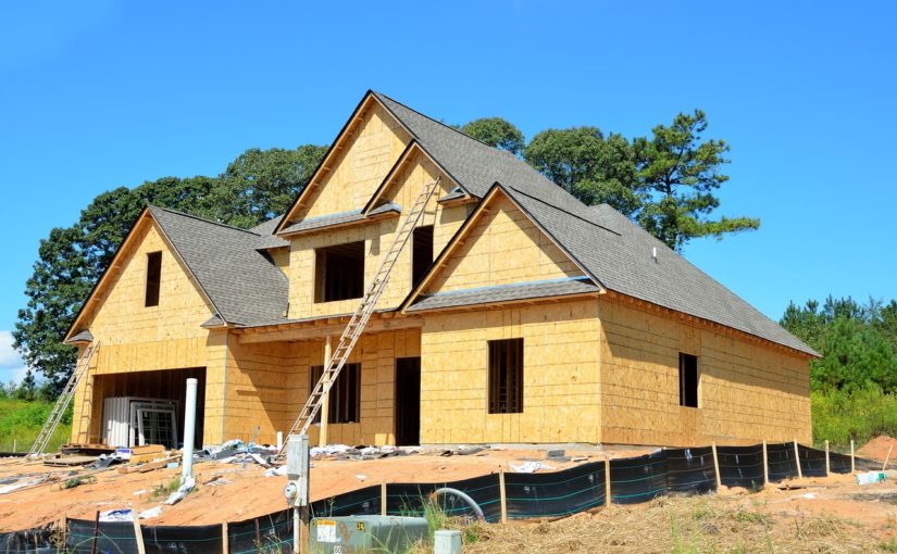 Stosownie z obowiązującymi przepisami nowo budowane domy muszą być gospodarcze.